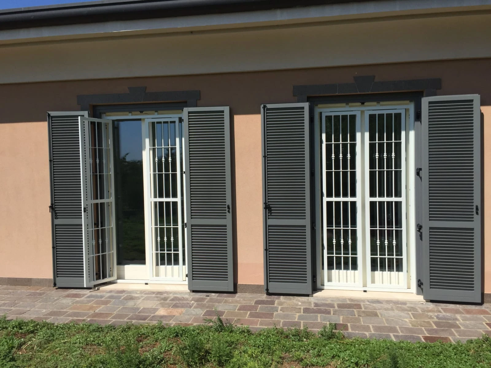 Inferriata modello Strong — Cerniere a scomparsa