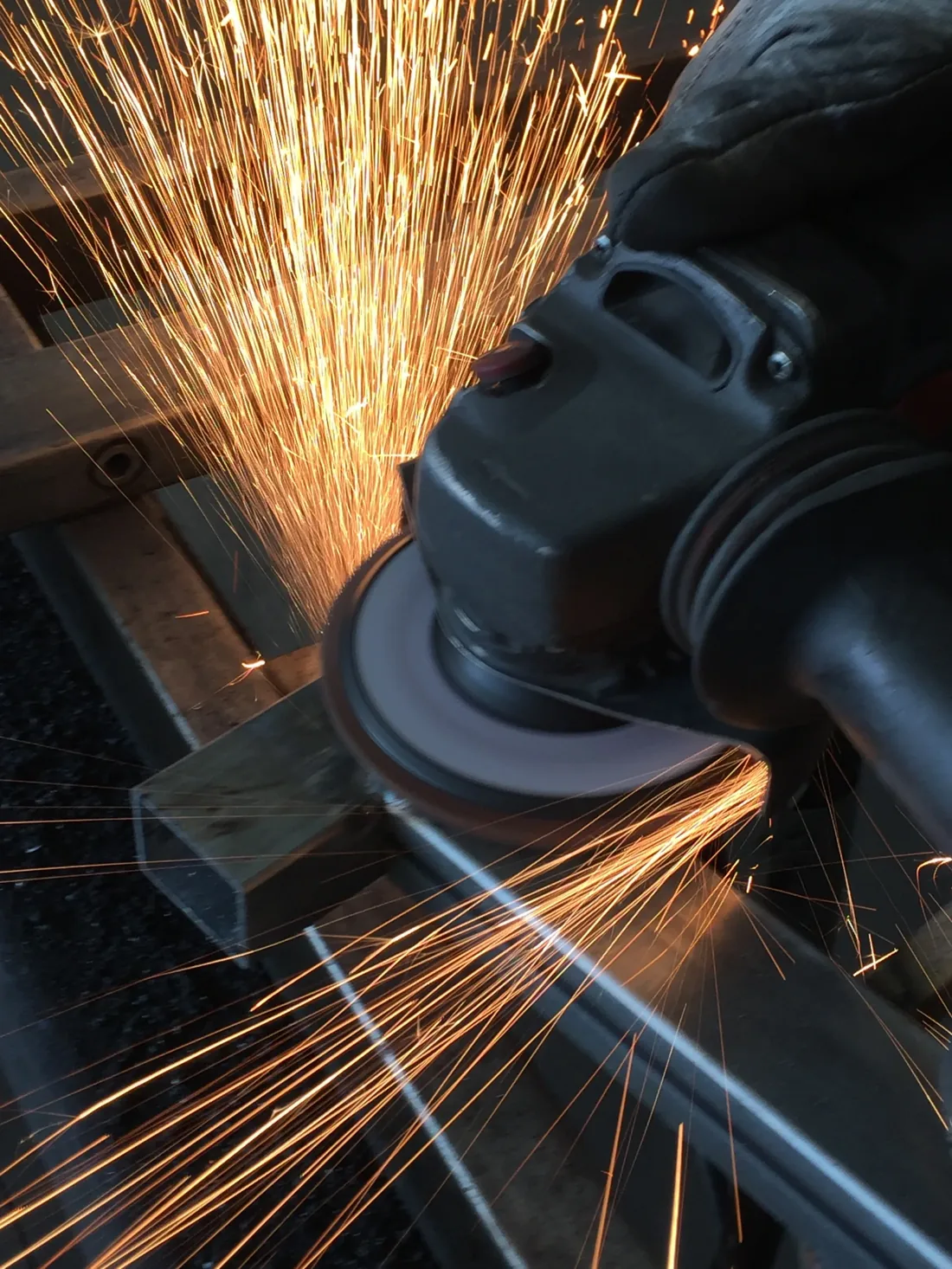 Molatura di un'inferriata nell'officina di Sicurezza Italia
